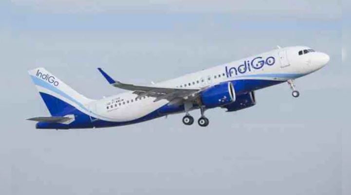 10 हजार फीट उंचाई पर उड़ रहा था विमान, एक यात्री को टॉयलेट में बम लिखा मिला टिश्यू पेपर, फिर क्या हुआ पढ़िए ?.