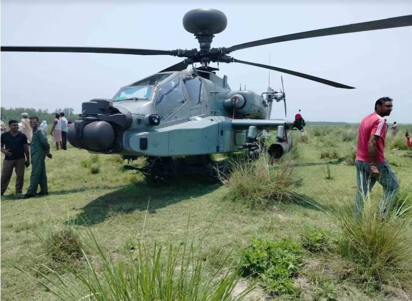 अचानक ये क्या हो गया ! हरे-भरे खेतों में उतर गया वायुसेना का लड़ाकू अपाचे हेलीकॉप्टर, मच गई अफरा-तफरी, फिर जानिए आगे क्या हुआ ?