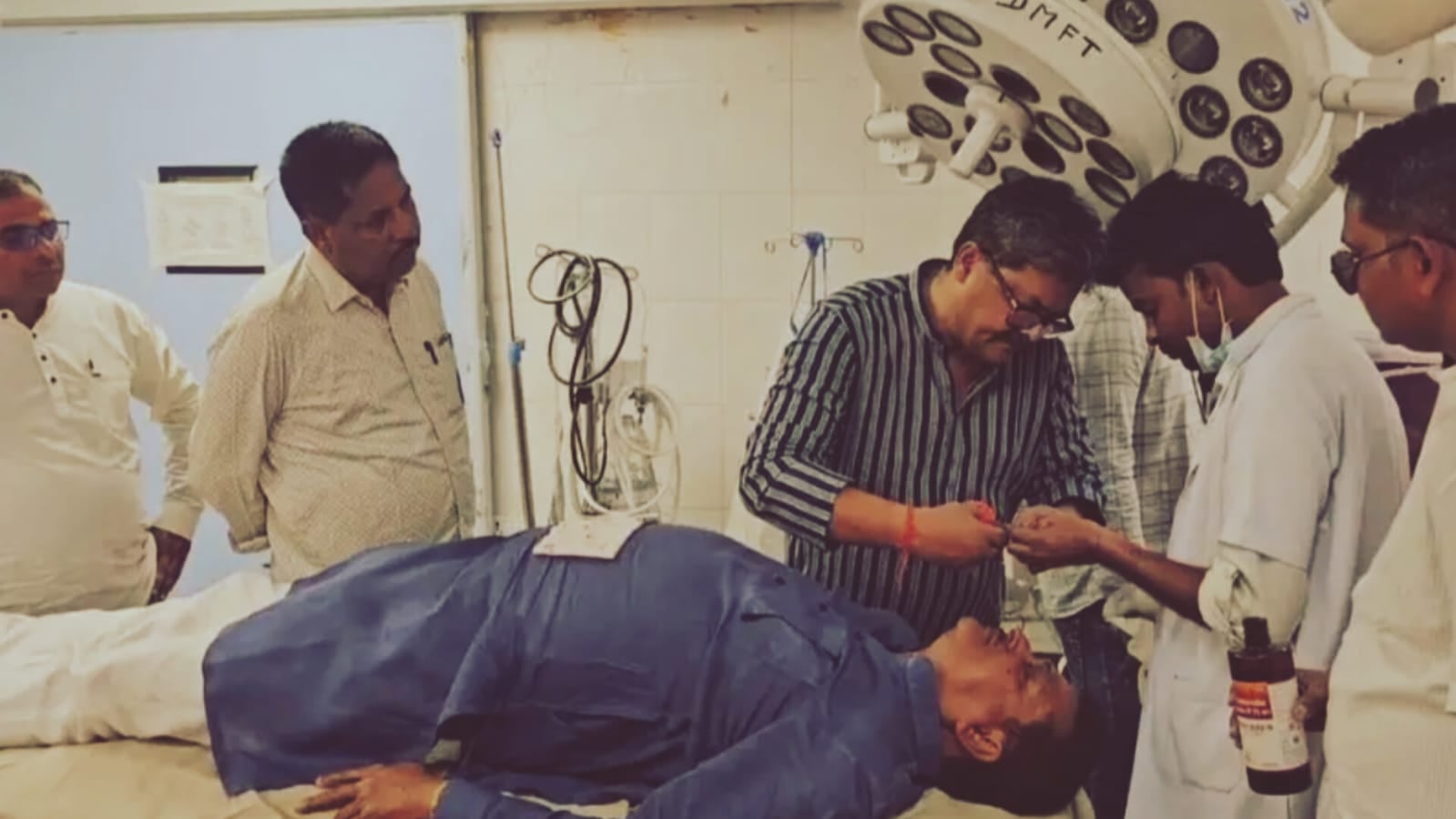 BREAKING : सांसद मनीष जायसवाल हुए घायल, बैटिंग करने के दौरान नाक पर लगी चोट