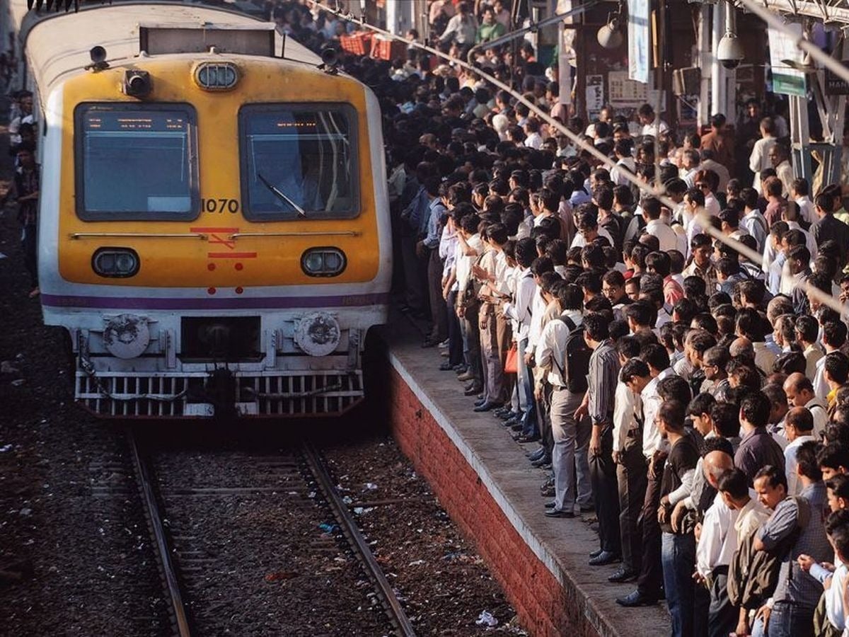 BREAKING: महाराष्ट्र के मुंब्रा-दिवा रेलवे स्टेशन के बीच बड़ा हादसा, ट्रेन से गिरकर 5 यात्रियों की मौत