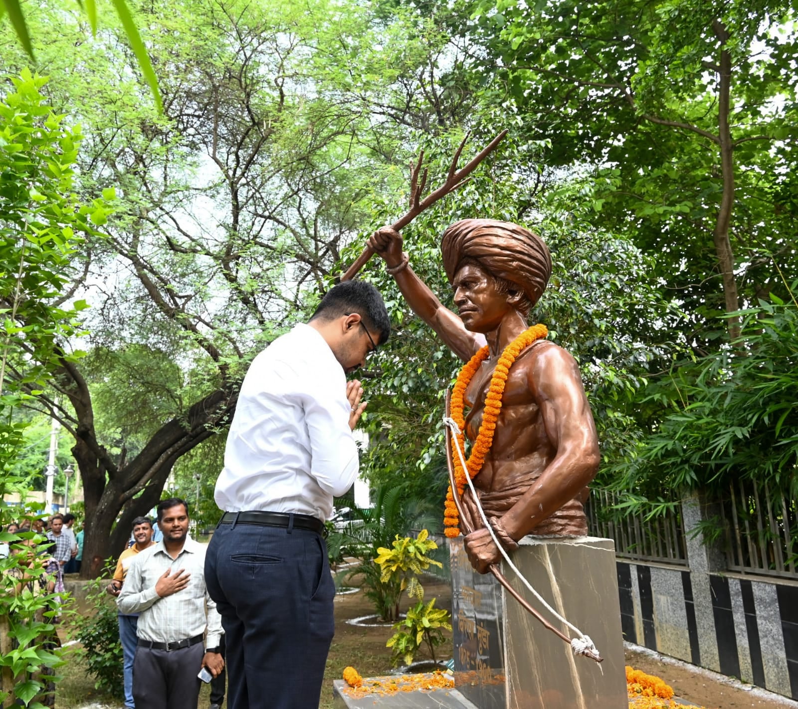 125वीं पुण्यतिथि पर याद किए गए धरती आबा बिरसा मुंडा, देवघर डीसी ने दी श्रद्धांजलि