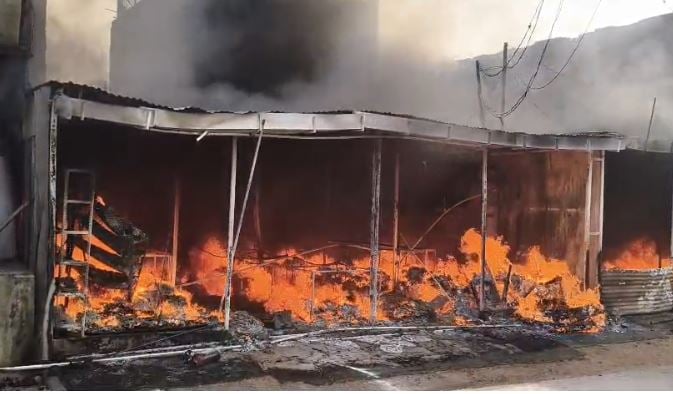 देवघर के भीड़ भाड़ इलाके में लगे अस्थाई दुकानों में अचानक लगी आग, लाखों का सामान जलकर राख