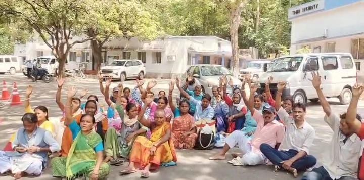 जमशेदपुर:टाटा मोटर्स में एआरसी सिविल मजदूरों का काम ठप्प होने से भूखे मरने को मजबूर हुए सैकड़ों लोग, पढें क्या है मांग