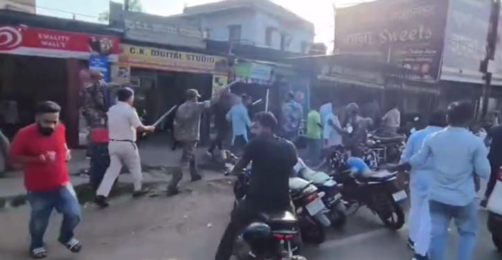 ढुल्लू, रणविजय समर्थकों ने समय फिक्स कर बीच शहर में दबंगई कर पेश किया खतरनाक नमूना, अब क्या करेगी धनबाद पुलिस, पढ़िए