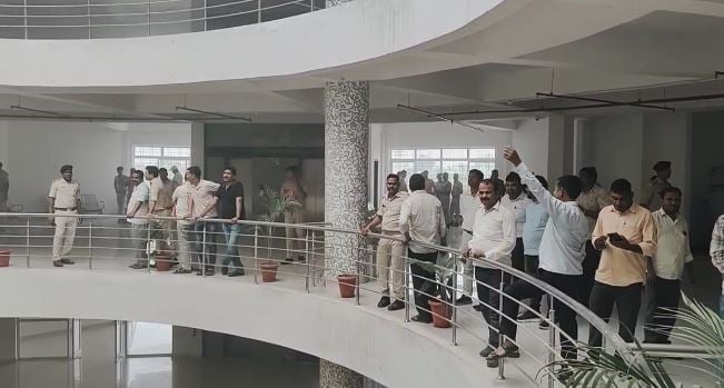 BREAKING: गढ़वा समाहरणालय में लगी आग, मची अफरातफरी