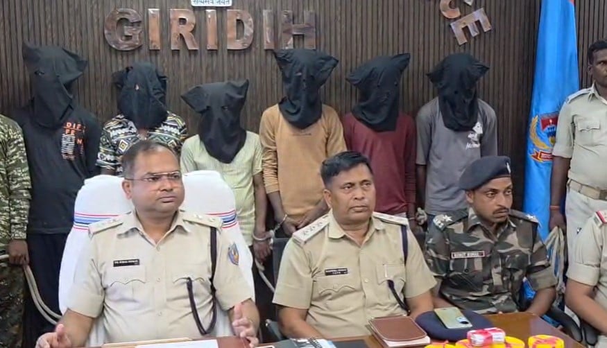 गिरीडीह पुलिस ने 6 लूटेरो को किया गिरफ्तार, हथियार और जेवर बरामद,अपराधियों पर 50 से अधिक मामले दर्ज