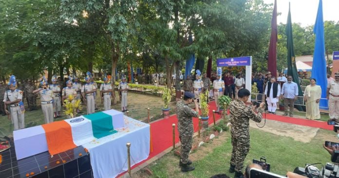 ASI सत्यवान कुमार सिंह को CRPF के हेडक्वार्टर में दी श्रद्धांजलि, झारखंड-ओडिशा के बॉर्डर पर IED ब्लास्ट में हुए थे शहीद