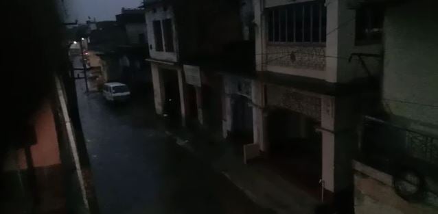 मौसम के बदले मिजाज से ठंड बढ़ी, बारिश से किसानों को नुकसान