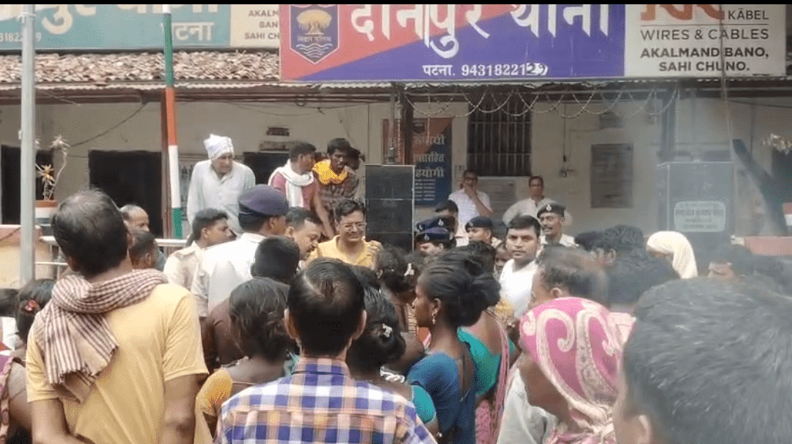 दानापुर जेल में बंद शराब आरोपी की मौत पर परिजनों का फूटा गुस्सा, थाना घेराव के साथ किया सड़क जाम