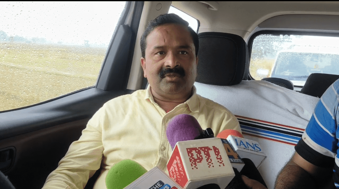 शराब तस्करी पर उत्पाद विभाग ने कसा शिकंजा, कैमूर में 87 लीटर अंग्रेजी शराब के साथ दो तस्कर गिरफ्तार