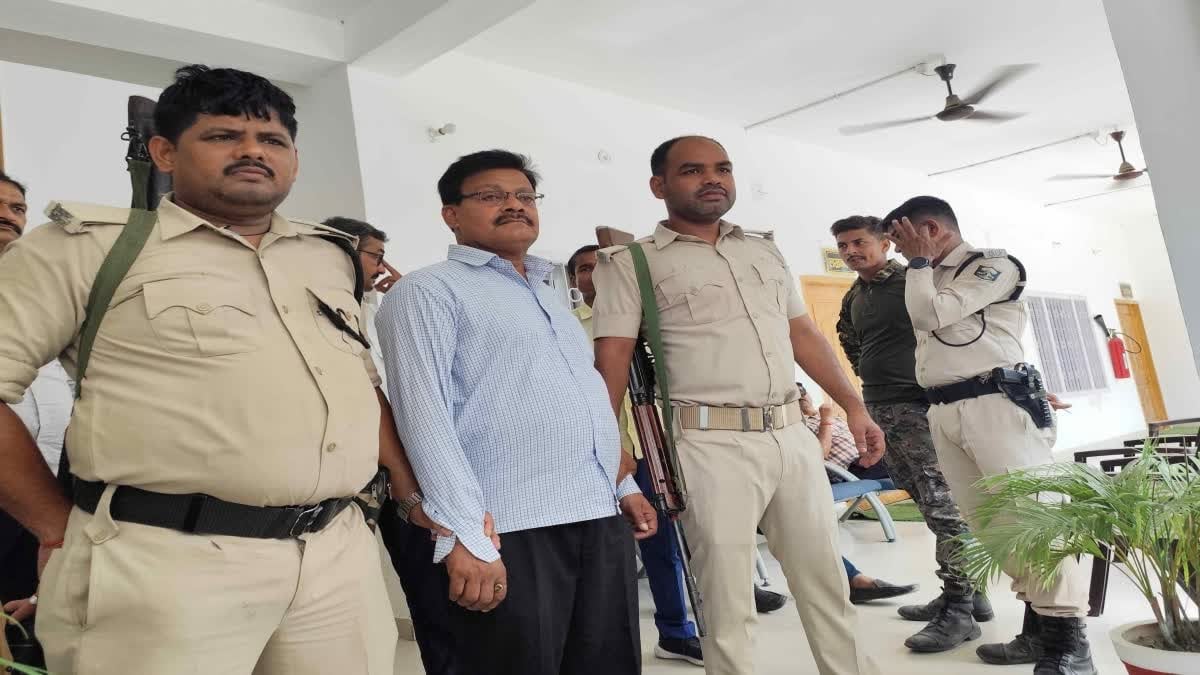 भू अर्जन विभाग के क्लर्क 70 हजार घूस लेते गिरफ्तार, निगरानी की टीम ने रंगे हाथ दबोचा