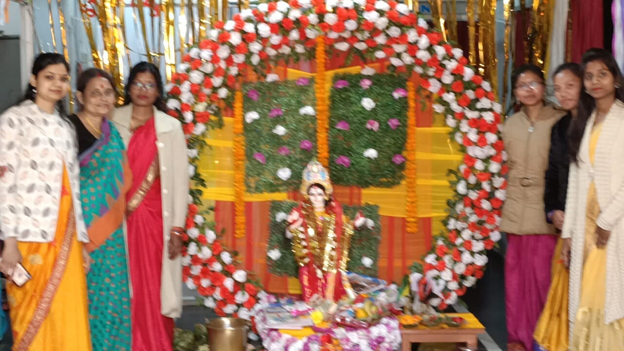 ना जाति का बंधन, ना धर्म की परवाह , सभी मिलकर कर रहे मां शारदे की अराधना