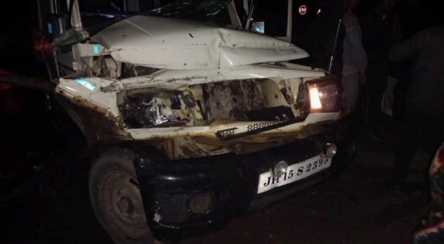 टुंडी में सड़क दुर्घटना , दो की मौत, एक घायल