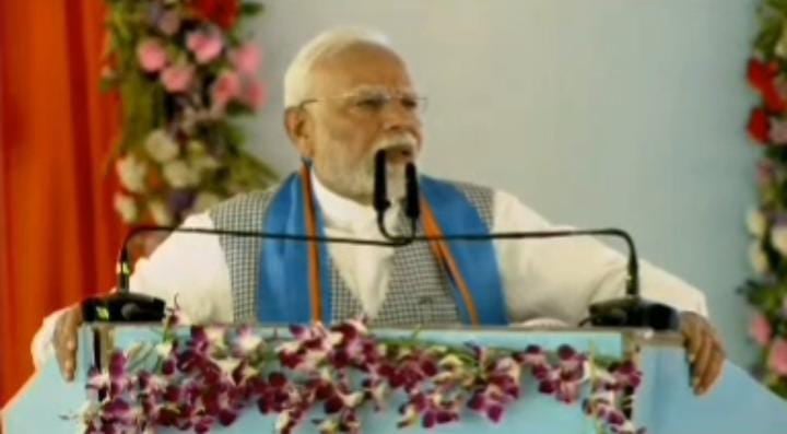 पंजा और लालटेन ने बिहार को पलायन का प्रतीक बना दिया, सीवान में गरजे पीएम मोदी, दिया 10 हजार करोड़ की योजनाओं की सौगात