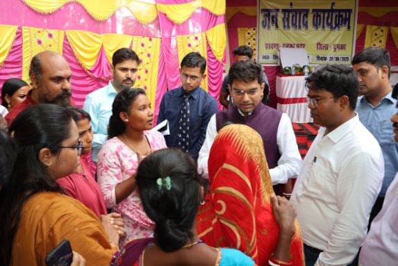 लोगों की समस्या जानने गांव पहुंचे डीसी, जन संवाद कार्यक्रम में लोगों ने बताई व्यथा