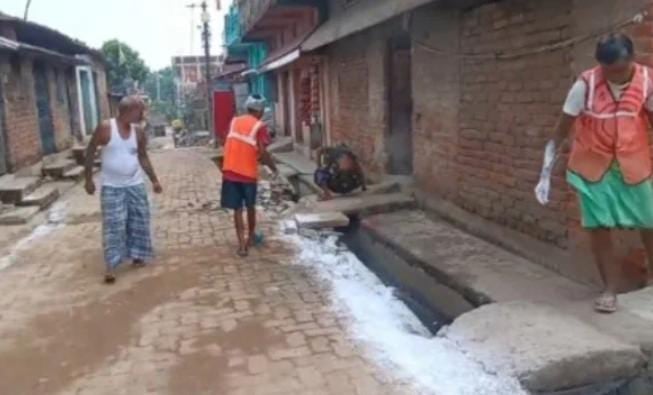 बारिश रुकते ही जमशेदपुर के बाढ़ प्रभावित इलाकों में युद्ध स्तर पर साफ सफाई का काम शुरू, महामारी को देखते हुए जिला प्रशासन अलर्ट