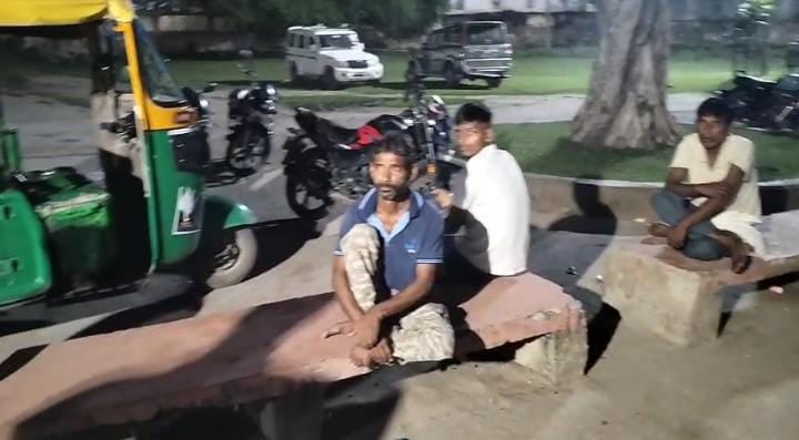 Crime News:समोसा खाने के विवाद में युवक पर फायरिंग, हालत गंभीर, पढ़ें पूरा मामला