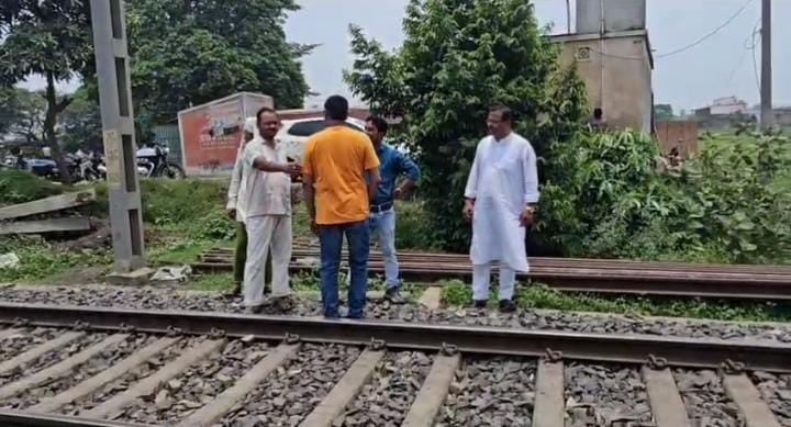 पाकुड़ के मालपहाड़ी रेलफाटकों पर मंडरा रहा मौत का साया, ROB निर्माण की मांग तेज
