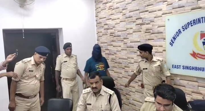 जमशेदपुर:कदमा पुलिस ने हथियार के साथ एक बदमाश को किया गिरफ़्तार, इलाके में मचा रखा था आतंक