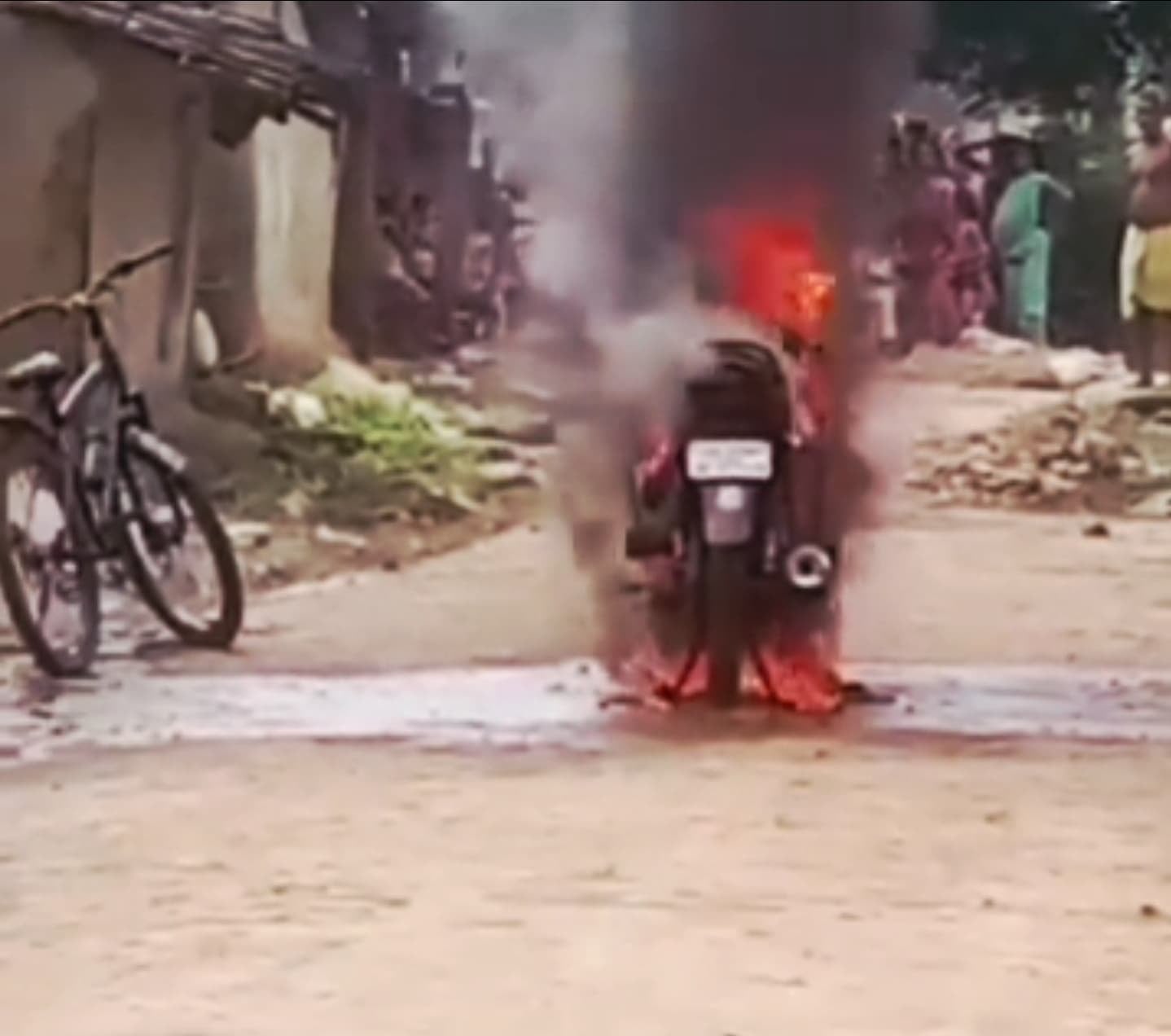 हिरणपुर में सनसनी: गुस्से की आग में झोंकी मोटरसाइकिल, बेटे से परेशान पिता का उग्र कदम