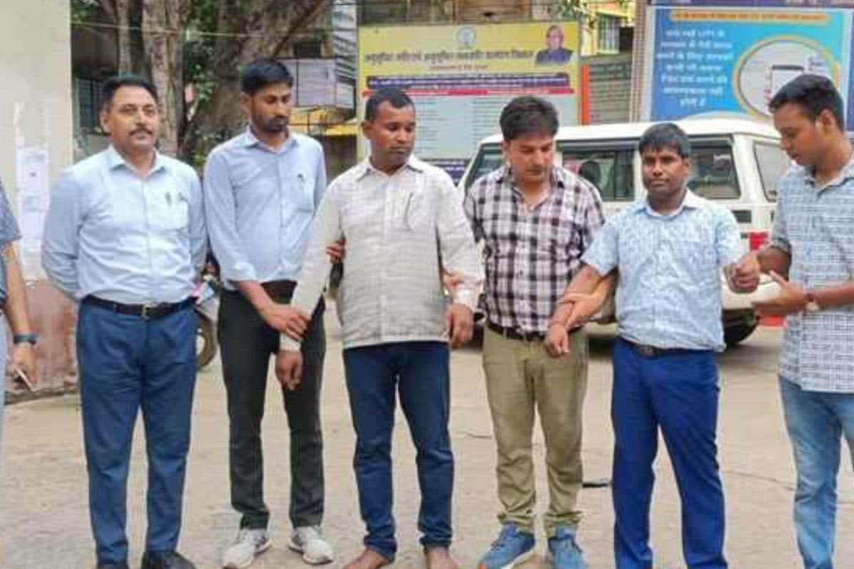 DPO और शिक्षक 20 हजार घूस लेते धराए, जांच कमेटी गठन के नाम पर मांग रहे थे पैसे, निगरानी विभाग की टीम ने ऐसे दबोचा