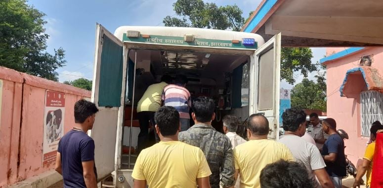 BREAKING: तीर्थयात्रियों से भरी स्कॉर्पियो पेड़ से टकराई, दर्जन भर लोग घायल, 2 की हालत गंभीर