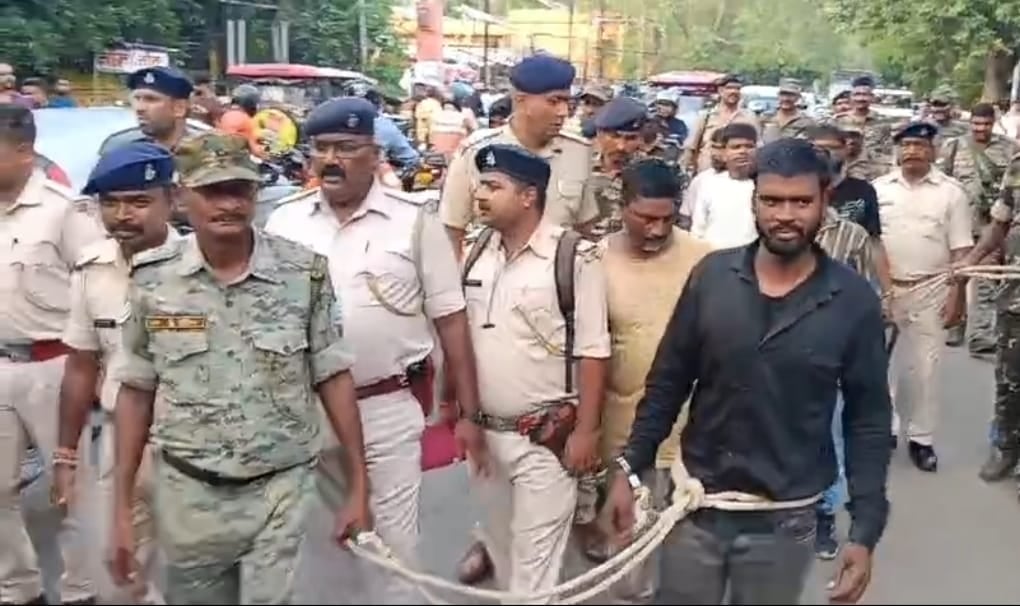 प्रिंस खान गैंग के गिरफ्तार नौ गुर्गों की पुलिस ने ऐसे  सड़क पर कराई परेड, कुछ व्हील चेयर पर थे तो कई  पैदल