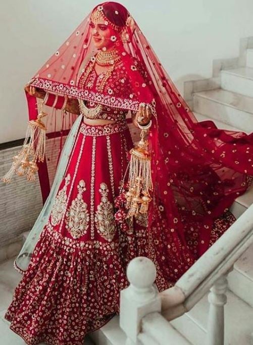हाथों में मेंहदी और लाल लहंगे में सज-धजकर बैठी थी दुल्हन, अचानक मोबाइल बंद कर दूल्हा न जाने कहां भाग गया, पढ़िए आगे क्या हुआ ?