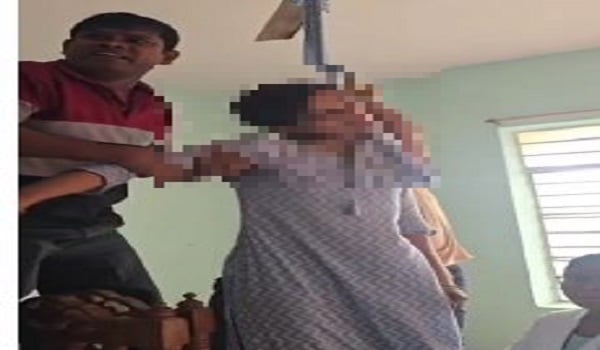 BREAKING: इधर ओपीडी में मरीज देख रहे थे डॉक्टर, उधर पत्नी ने फंदे से लटक कर दे दी जान