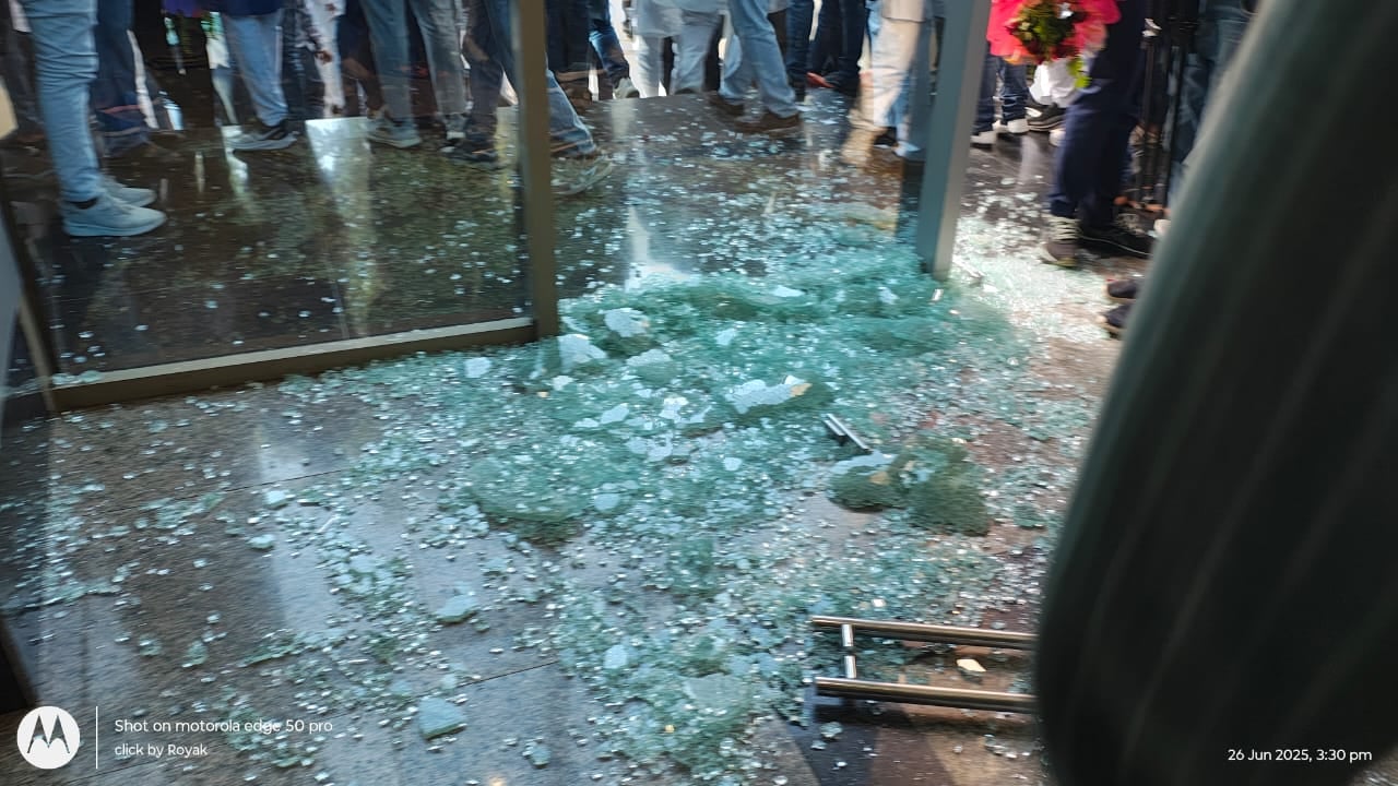 अपने ही छात्र समागम में बाल बाल बचे तेजस्वी, उत्साहित छात्रों ने तोड़ डाला शीशे का गेट