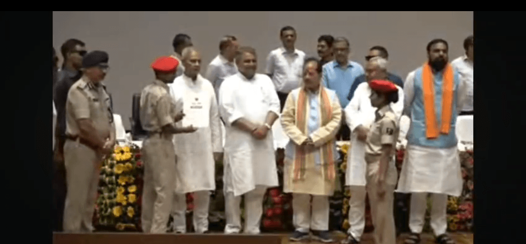 नीतीश कुमार के फैसले ने बढ़ाई राजनीतिक सरगर्मी, विजय चौधरी को मंच से हटाने के पीछे क्या है वजह?