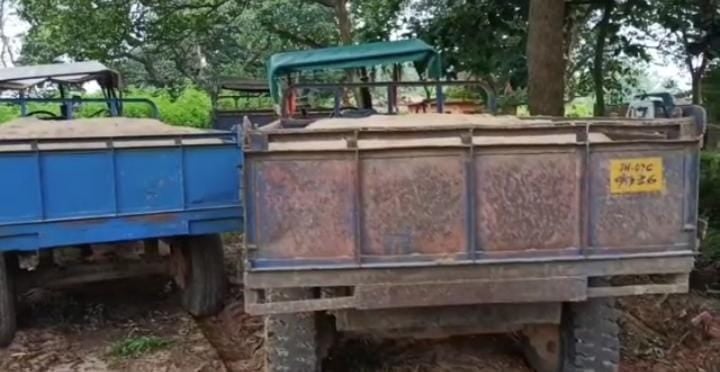 खनन विभाग और पुलिस संयुक्त छापा में अवैध बालू का उत्खनन कर रहे दो ट्रैक्टर जब्त