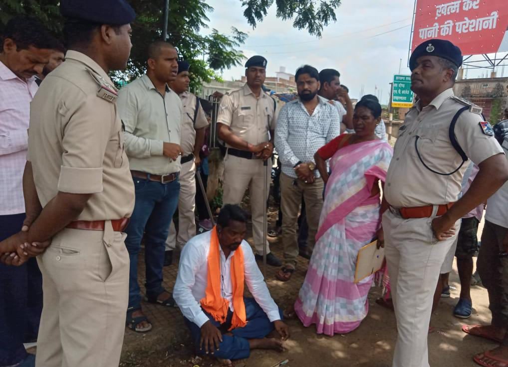 जब धरना देने से रोका तो जमीन पर बैठ कर सुनने लगे प्रधानमंत्री के मन की बात कार्यक्रम