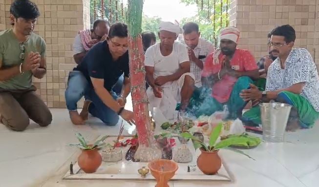 दिशोम गुरु शिबू सोरेन की सलामती को लेकर पूजा अर्चना का दौर जारी, दिशोम मांझी थान और दिसोम जाहेर थान में हुई पूजा