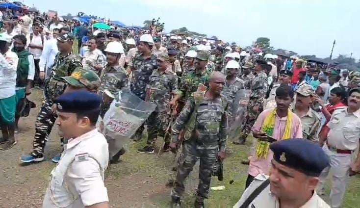 हूल दिवस पर भोगनाडीह में गरमाई सियासत, DIG कर रहें कैंप, आदिवासी और पुलिस के बीच झड़प के बाद दागे गए थे आंसू गैस