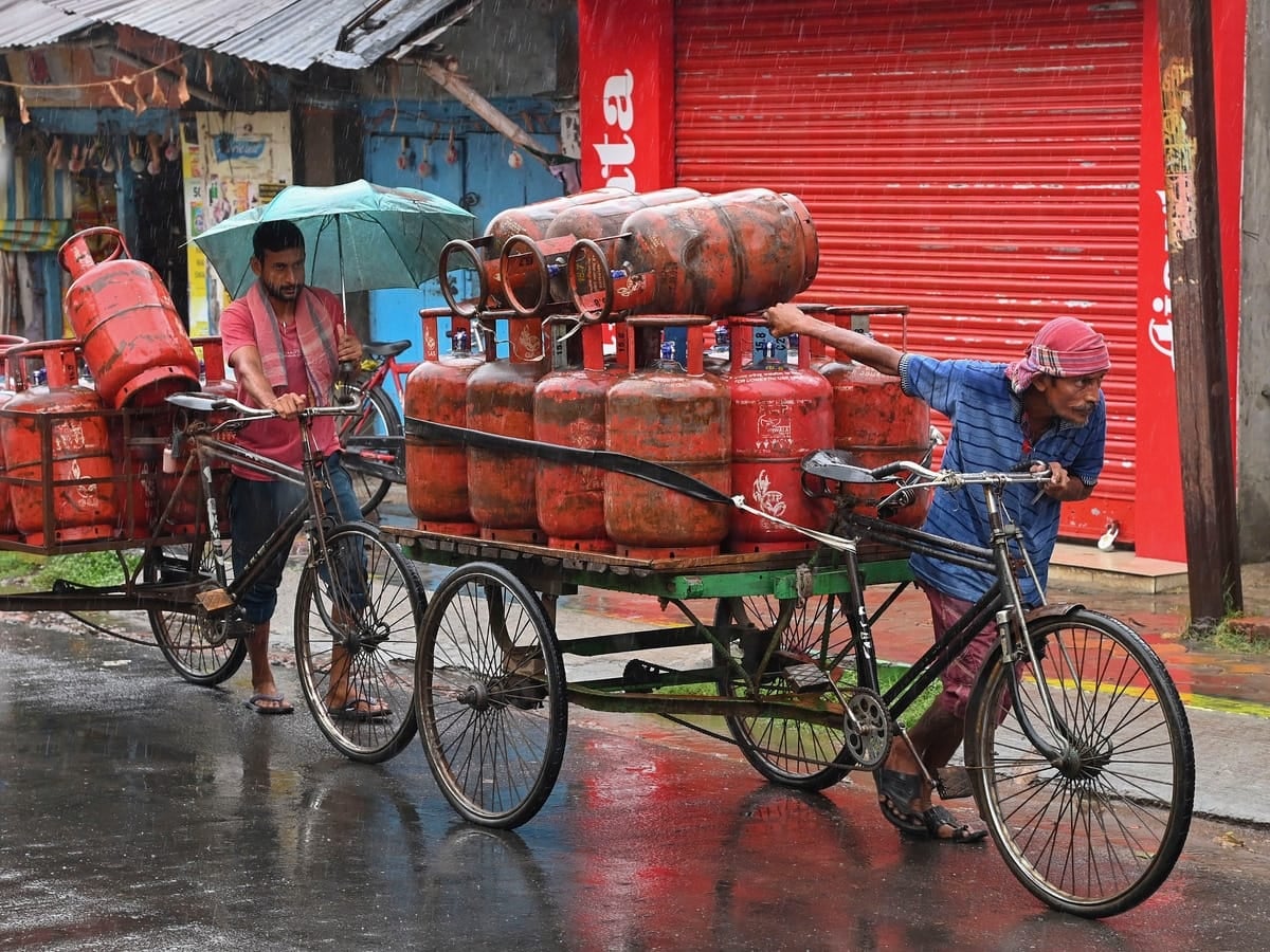 LPG यूजर्स के लिए खुशखबरी, आज से सस्ता हुआ कमर्शियल सिलेंडर, जानिए नए रेट्स