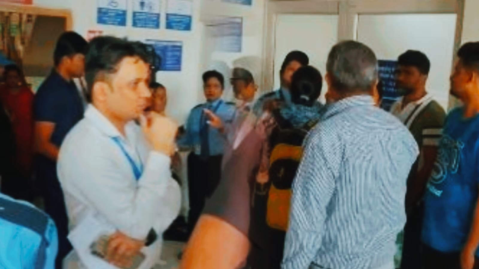 BREAKING: कांग्रेस नेता के भाई को मारी चार गोली, हॉस्पिटल में हंगामा