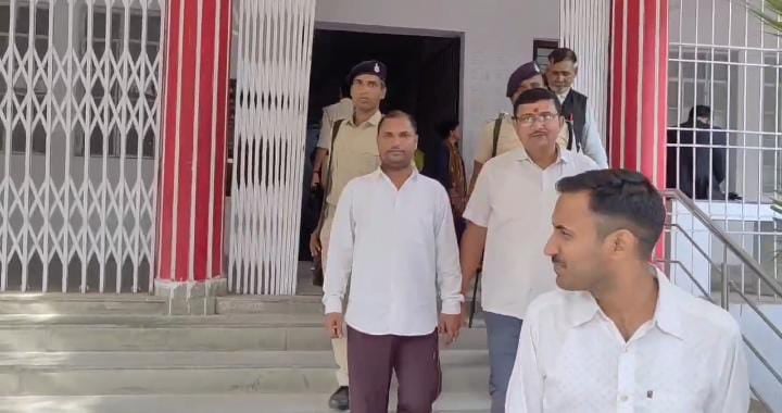 कोर्ट में पेश किये गये घुसखोर मत्स्य पदाधिकारी, 40 हजार रिश्वत लेते रंगे हाथ हुए थे गिरफ़्तार