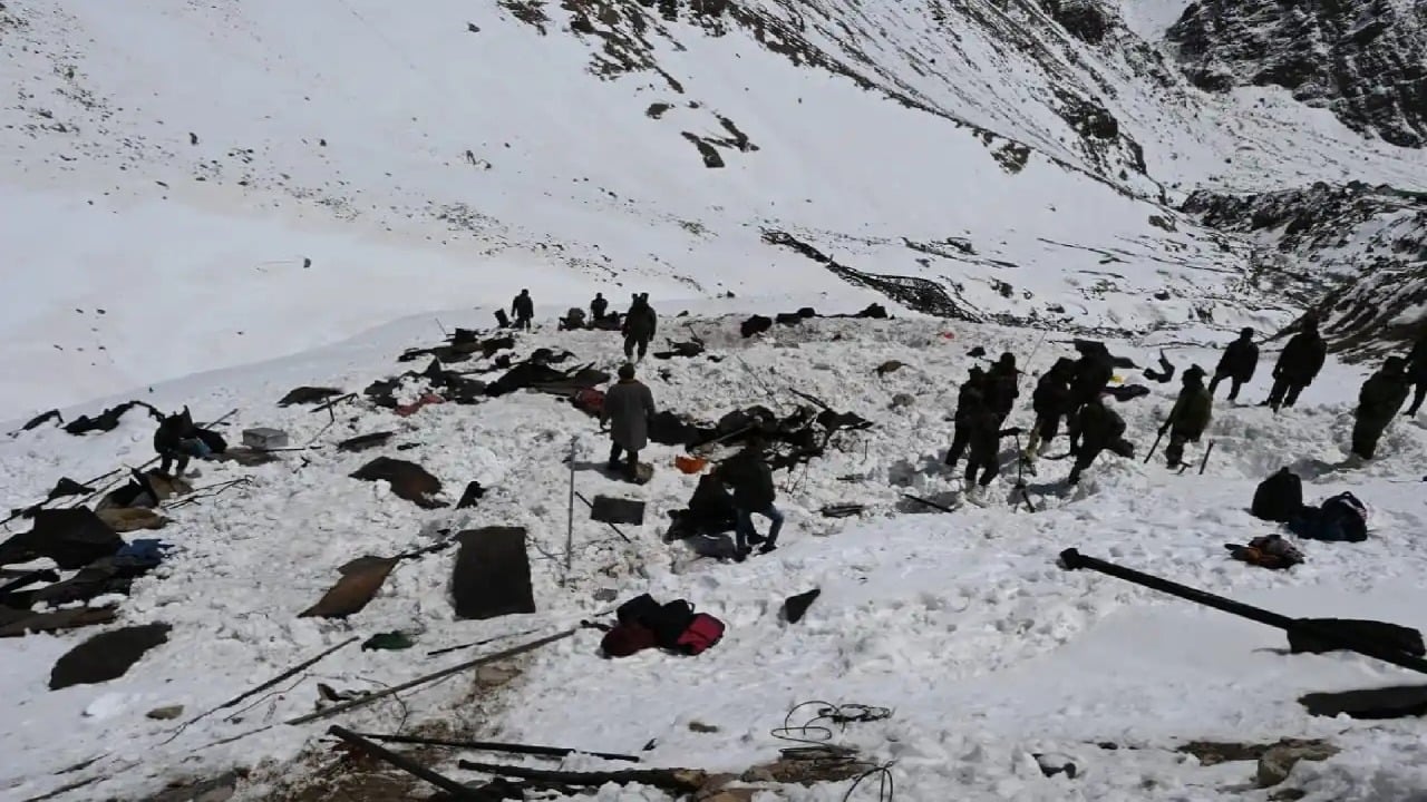 सेना के सात जवान लापता, खोज में लगाए गए कई हेलिकॉप्टर