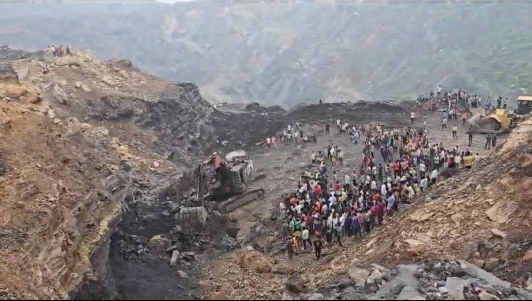 Big Breaking: रामगढ़ के कुजू में बड़ा हादसा, अवैध खनन के दौरान चाल ढहने से चार लोगों के मौत की खबर