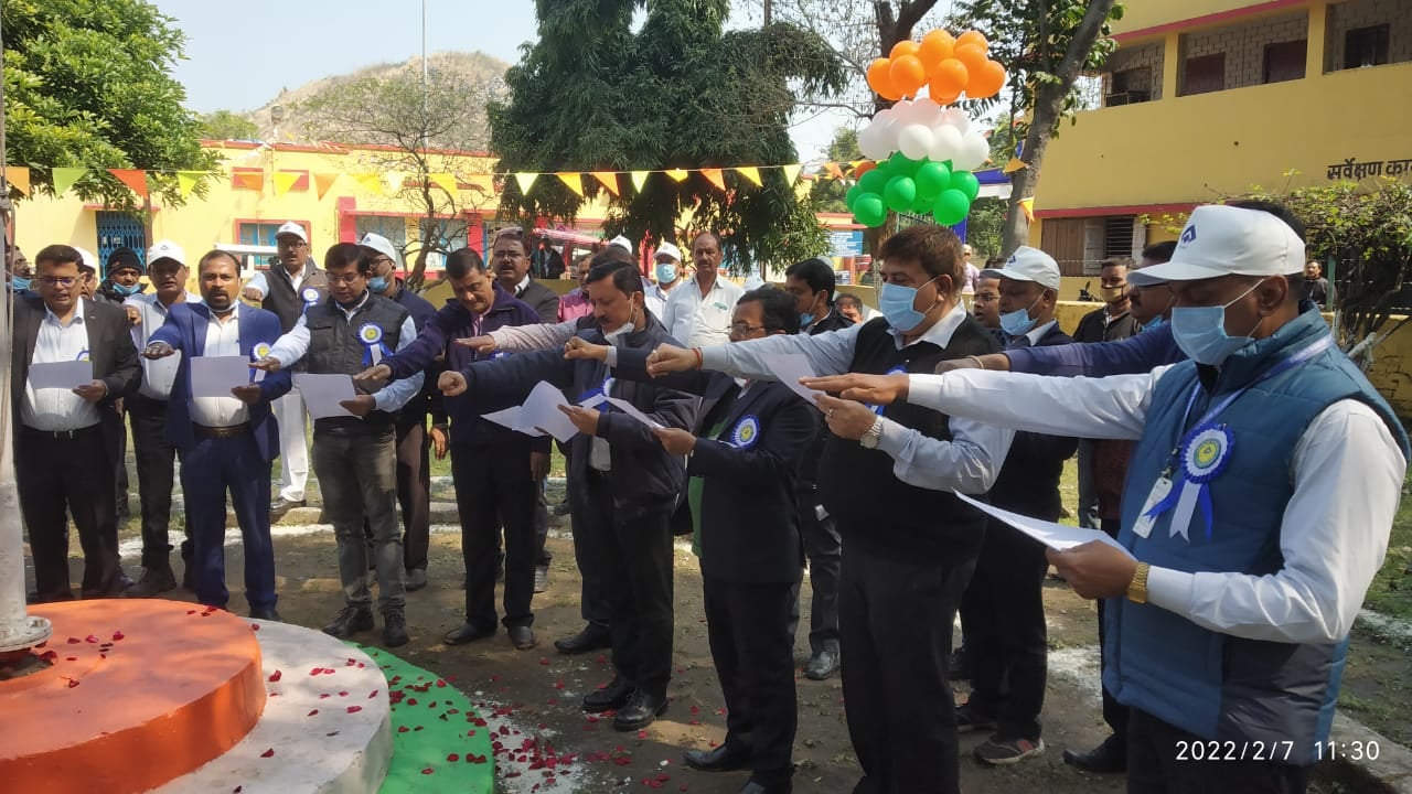 'खुद सुरक्षित रहें ,खदान को सुरक्षित करें और सुरक्षा के साथ उत्पादन करें'