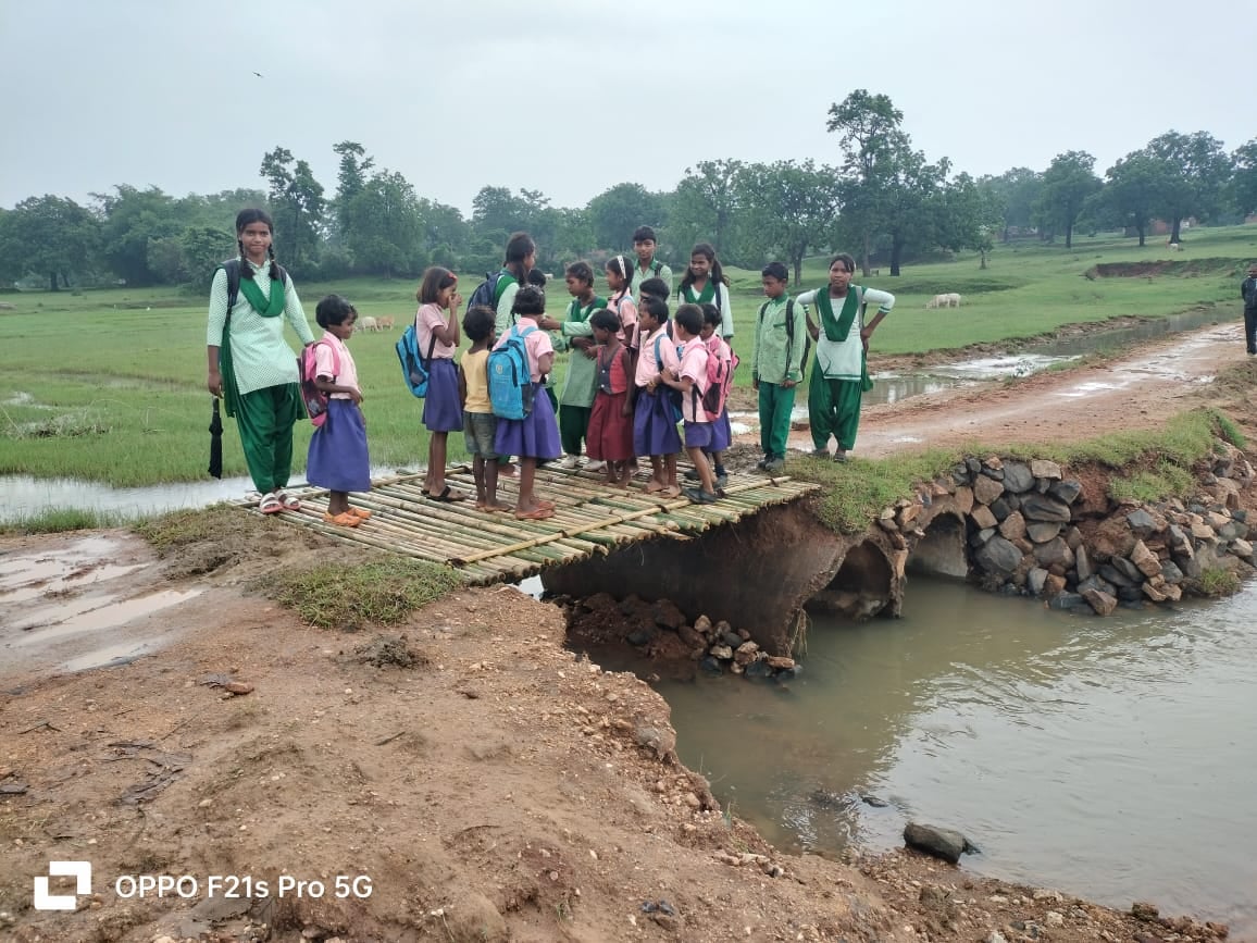 बोकारो: जब प्रशासन और जनप्रतिनिधियों ने नहीं दिया ध्यान तो ग्रामीणों ने खुद बना डाला बांस की पुलिया, आखिर ग्रामीण कब तक झेलेंगे सरकार की उदासीनता