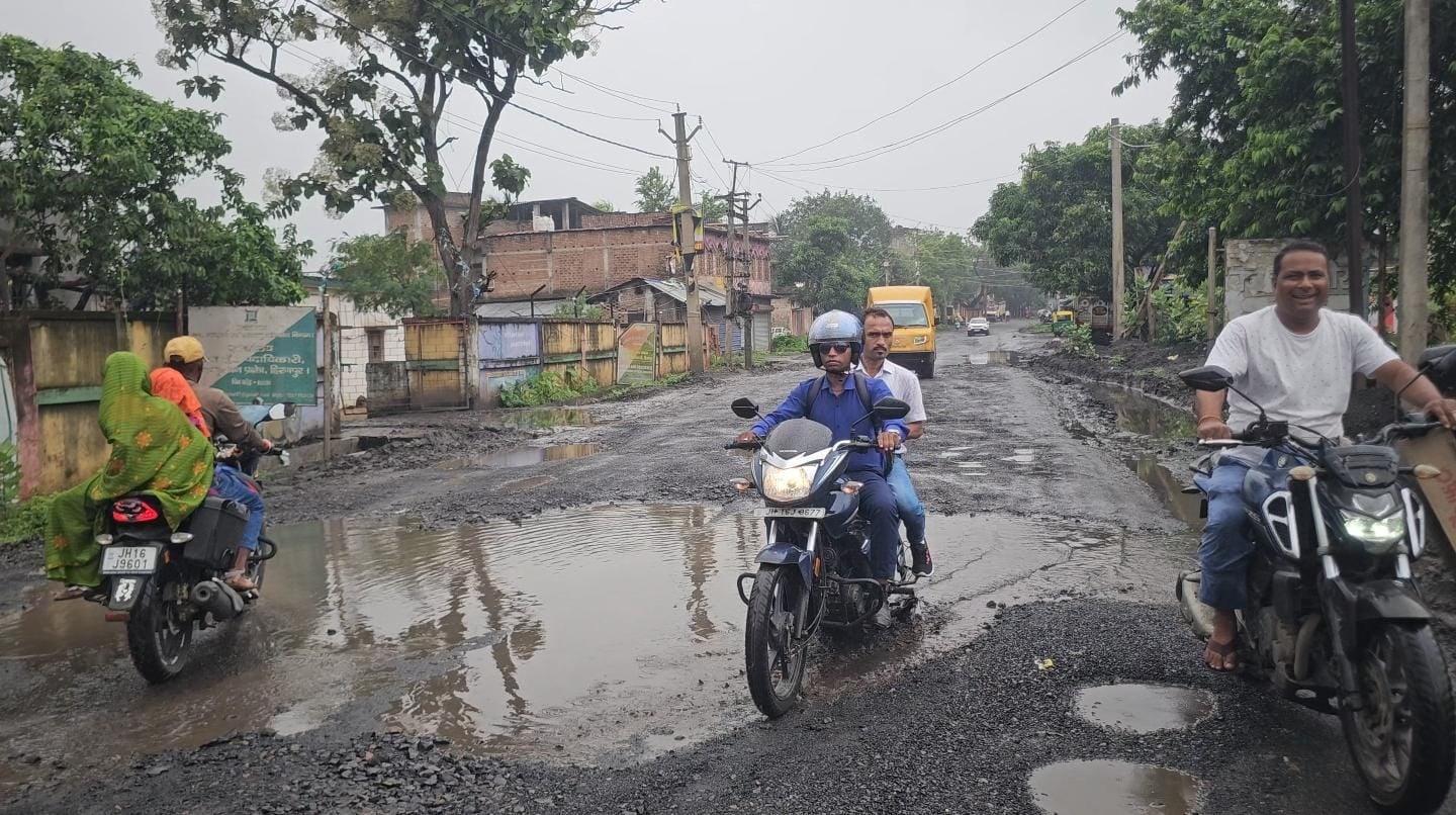 हिरणपुर की सड़क पर गड्ढे नहीं, सिस्टम की लापरवाही के घाव हैं, आए दिन होती हैं दुर्घटनाएं, किसकी लापरवाही, कौन जिम्मेवार