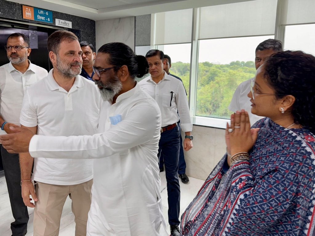 गुरुजी से मिलने अस्पताल पहुंचे राहुल गांधी, हेमंत और कल्पना से जाना हाल