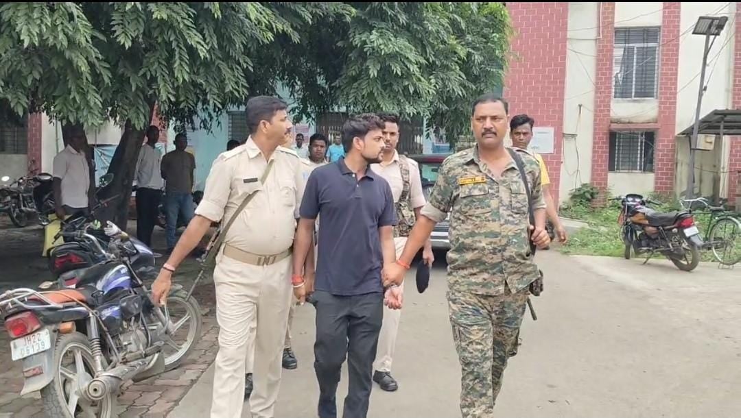 Breaking: जमशेदपुर के चांडिल में 10 हजार घूस लेते राजस्व कर्मचारी गिरफ्तार, एसीबी ने रंगे हाथ दबोचा
