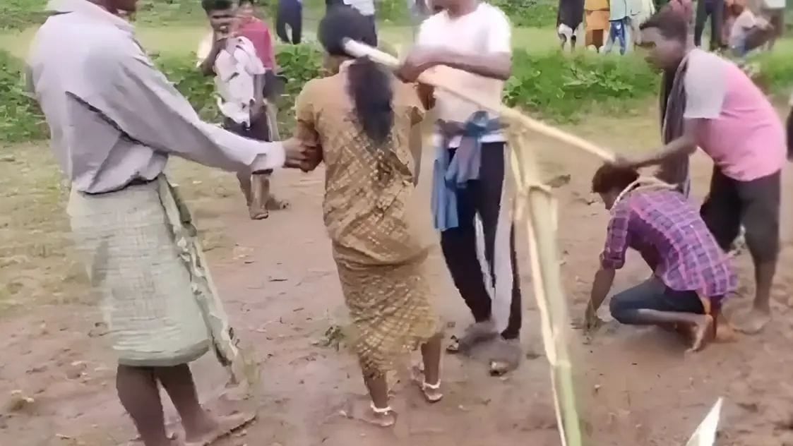 चाचा ने भतीजी संग रचाई शादी तो भड़क गए गांव वाले, फिर दी ऐसी कठोर सजा की दंग रह गए लोग, देखिए Video