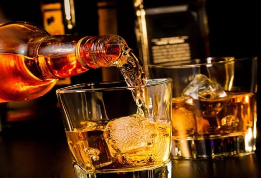 शराब तस्करों ने अब हद कर दी, प्रीमियम ट्रेनों को भी नहीं छोड़ रहें, पढ़िए धनबाद में क्या हुए हैं अजीबोगरीब खुलासे