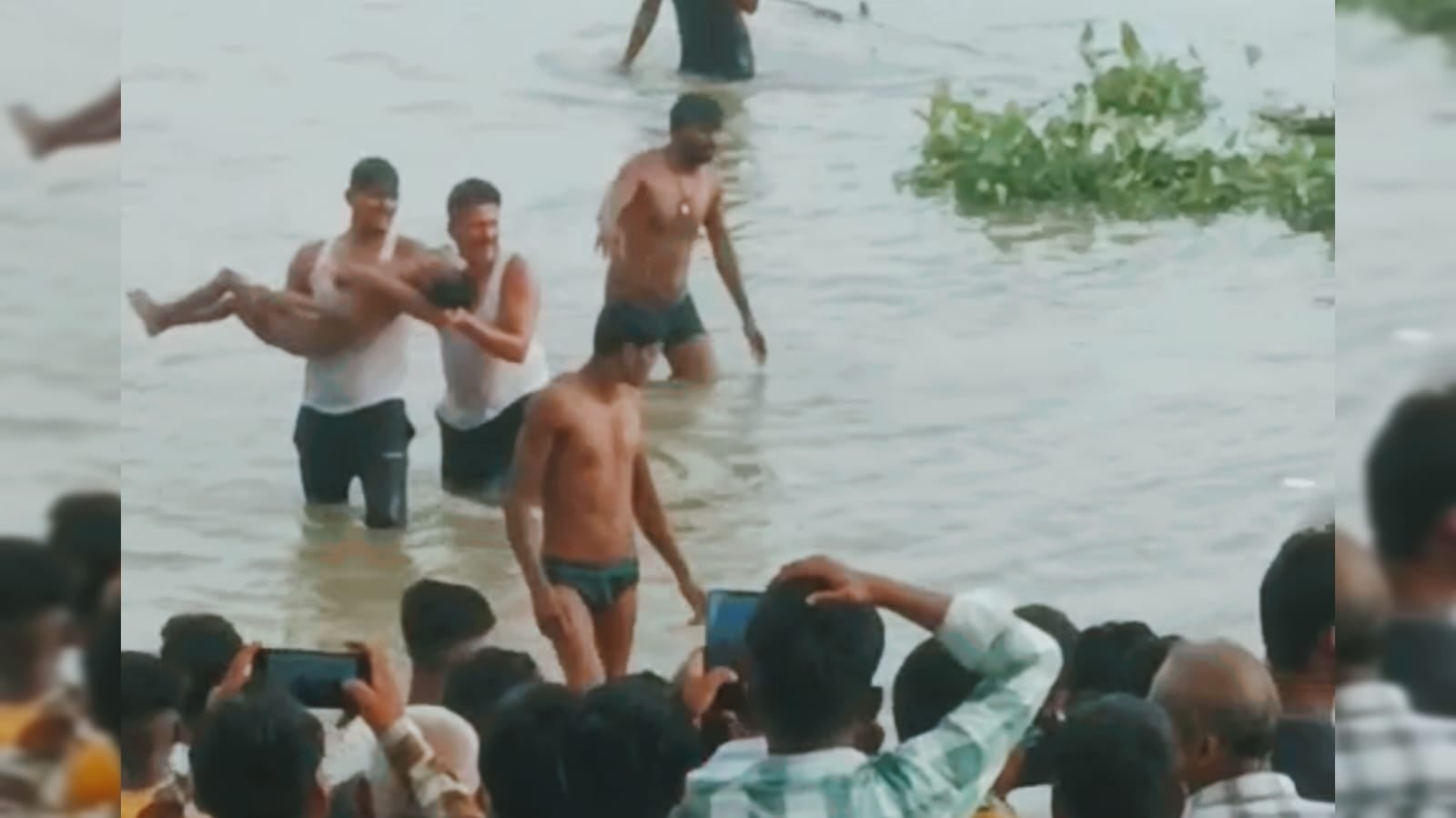 गंगा स्नान के दौरान दो मासूमों की डूबने से मौत, इलाज में देरी से गुस्साए परिजनों ने पीएचसी में किया तोड़फोड़