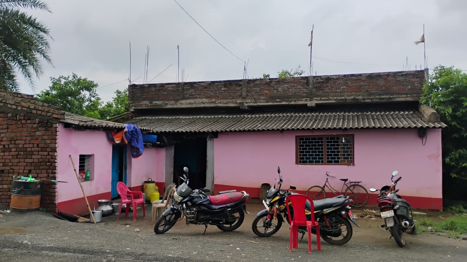 पहले सिगरेट खरीद कर पिया फिर उसी दुकान में की 7 लाख की लूट, फायरिंग कर फैलाया दहशत