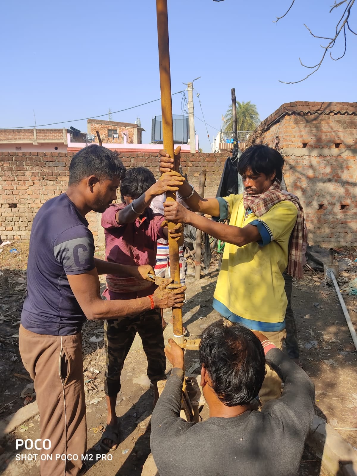 व्यवस्था पर तमाचा : भूखे सोए ,चंदा बटोरा फिर ठीक कराया चापाकल